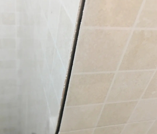 坡头瓷砖空鼓维修公司分享阳台瓷砖脱落的修复过程可以分为以下几个步骤