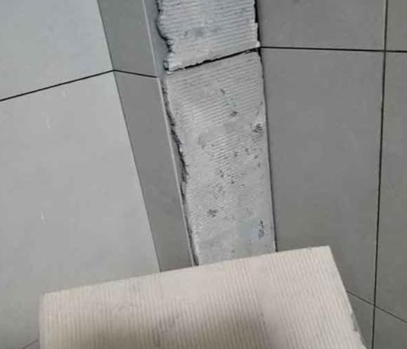 坡头瓷砖空鼓维修公司分享下厨房瓷砖脱落的补救措施。